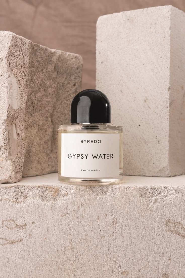 Frasco de perfume en claroscuro